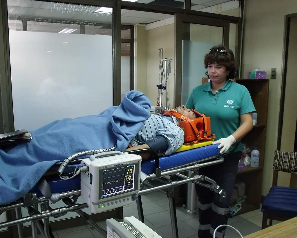 Equipo de Ambulancias ASA atendiendo a un paciente